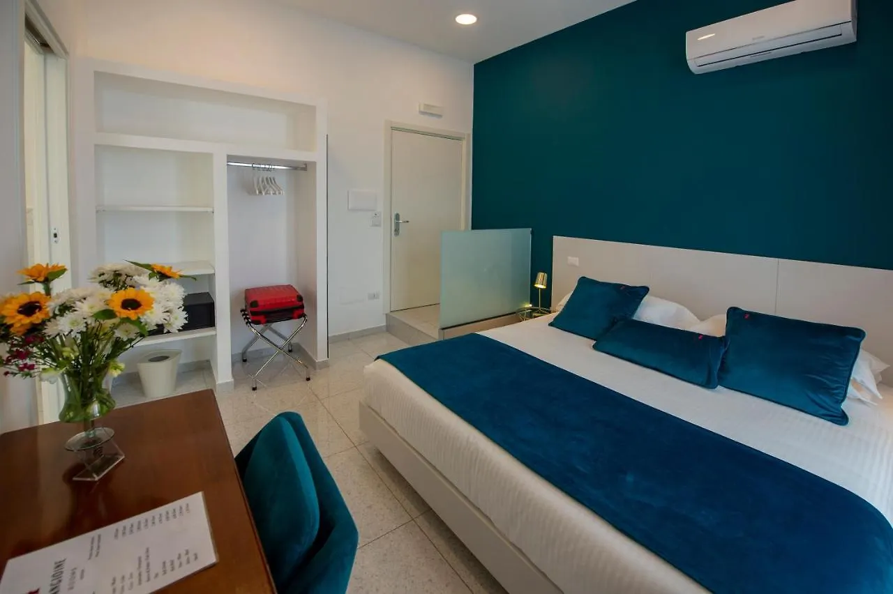 نابولي Le Angioine Rooms 2*,  إيطاليا